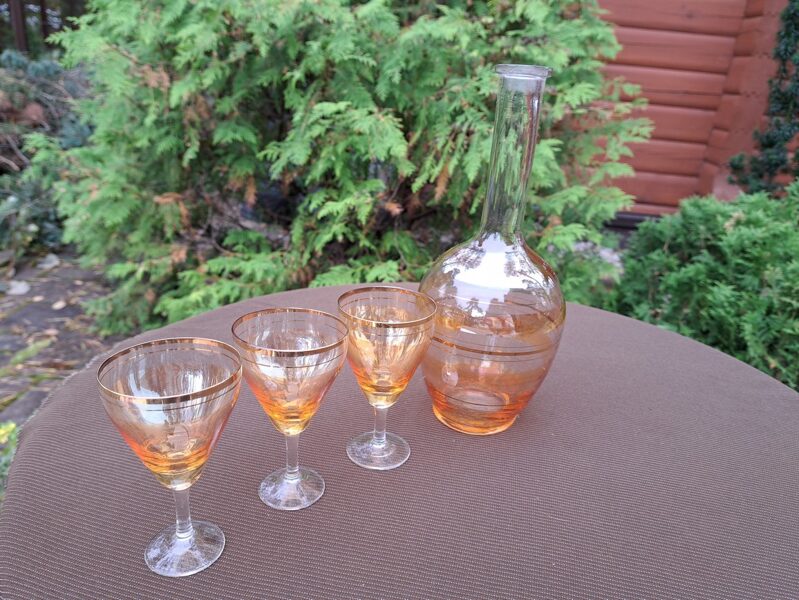 Komplekts degvīna - karafear bez kirķai un 3 glāzītes uz kājiņas, lustrēts oranžigs stikls (Citi st 126)