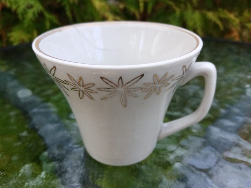 Tase ar ražošanas defektu balta ar zelta zvaigznēm no "Stella" (Stella 30)