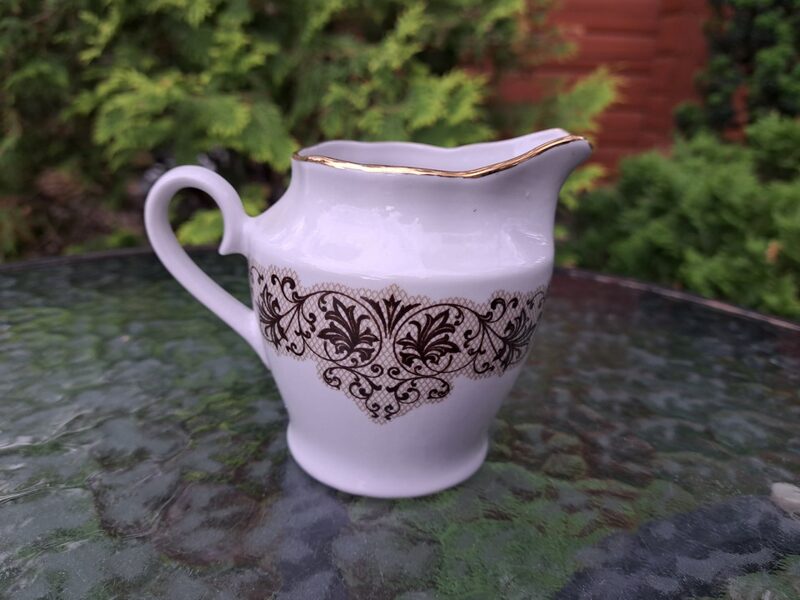 Krējuma kanniņa, kafijas servīze "Ārija" ar brūnu mežģīņu dekolu (bēšs tikliņs, silts tonis) un zeltu, RPR (Ārija kafijas 103)