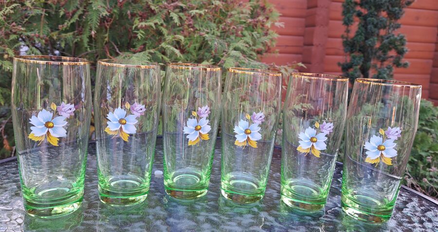 Zaļa stikla sulas glāžu komplekts ar maigām puķēm un zeltu (kompl. 6 personām), LSF (Stikla gl 69)
