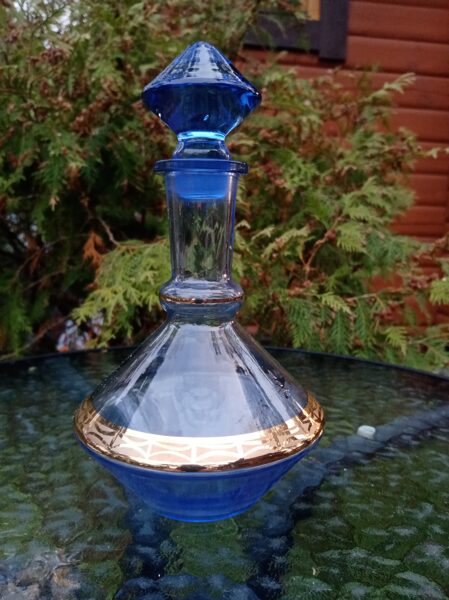 Karafe zila stikla ar zeltu un korķi, Čehija (Citi st 71)