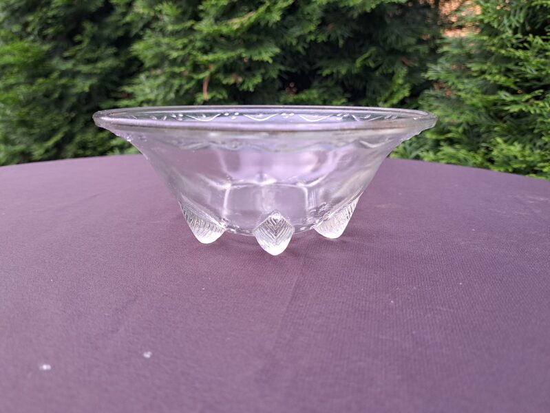 Caurspidīga stikla konfekšu bļodiņa uz kājunām-lapiņām, PSRS (Stikls sk 102)