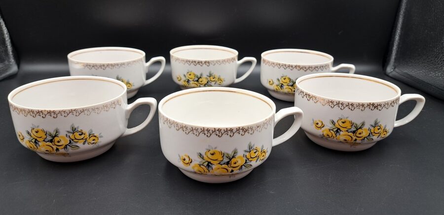 Krūzītes ar dzeltenām rozītēm un zelta rakstu, tējas servīze "Aija-2", RPR (Aija-2 tējas 135)