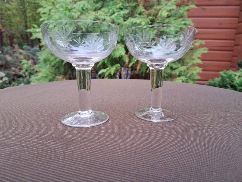 Kristāla gludas bļodveida ar gravēšanu šampanieša glāzes uz biezas kājiņas (Kristāls gl 39)