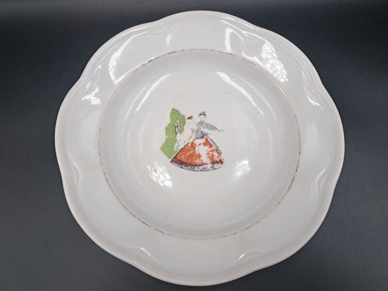 Šķīvji salātu ar zeltu un ziedu pušķi, Dekols ir veltīts 1963.gada Dziesmu un deju svētkiem (Rokoko 161)