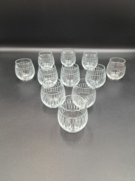 Stikla degvīna glāzītes ar ģeometrisku rakstu, rokas gravēšana, Latvijas stikls (Stikla gl 145)