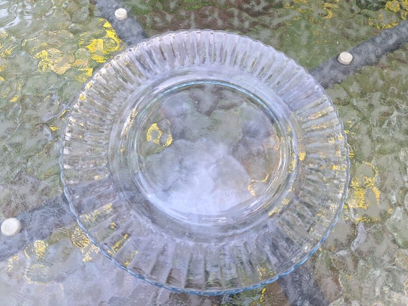 Vintāžs gaiši zils presēta stikla šķīvis, diam. 18,5cm (Stikls sk 208)