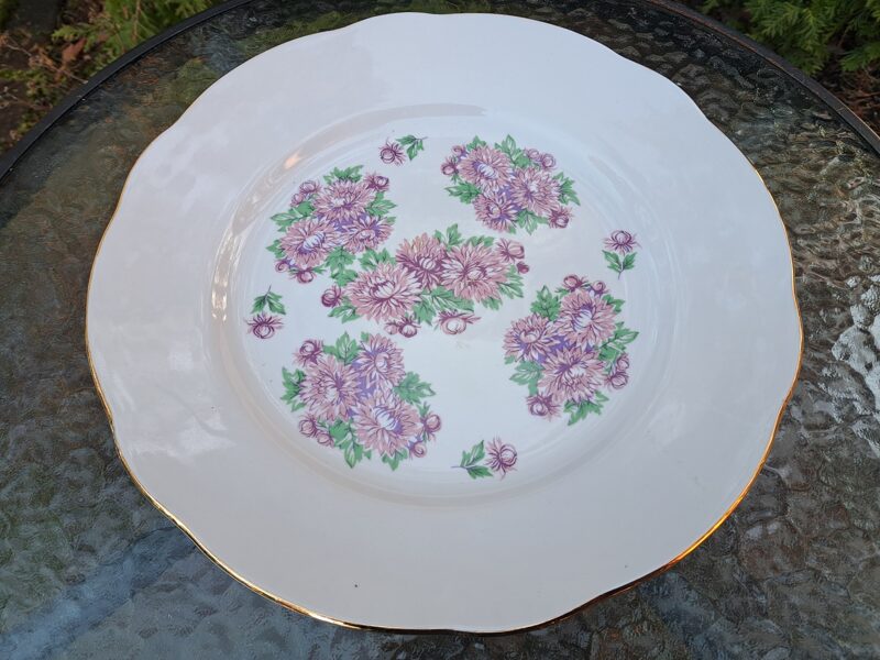 Servējamais šķīvis L=36cm ar violetām asterēm (5 pušķi un 4 puķes), forma "Vilnis",  RPR (Vilnis pusdienu 186)