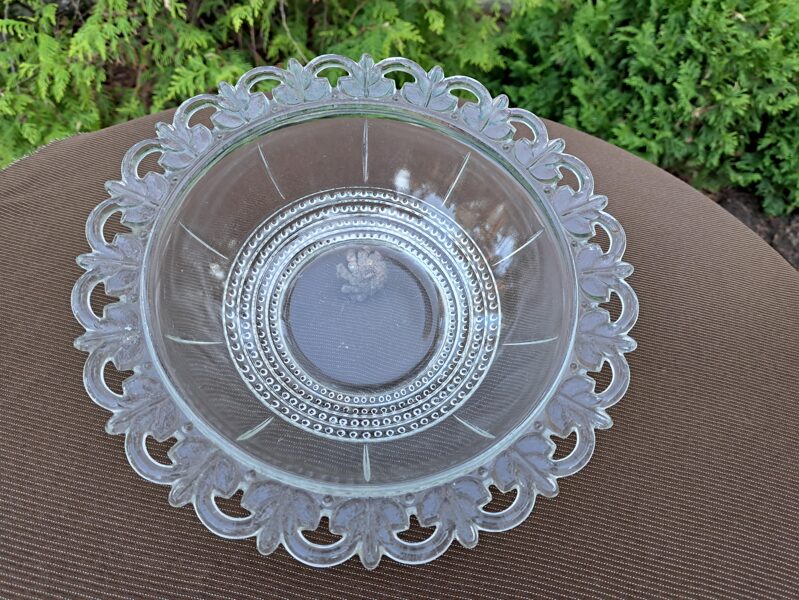 Reti sastopama bezkrāsaina presēta stikla cepumu bļoda ar mežģīņu malām, rūpnīca 1KDO (Stikls sk 111)