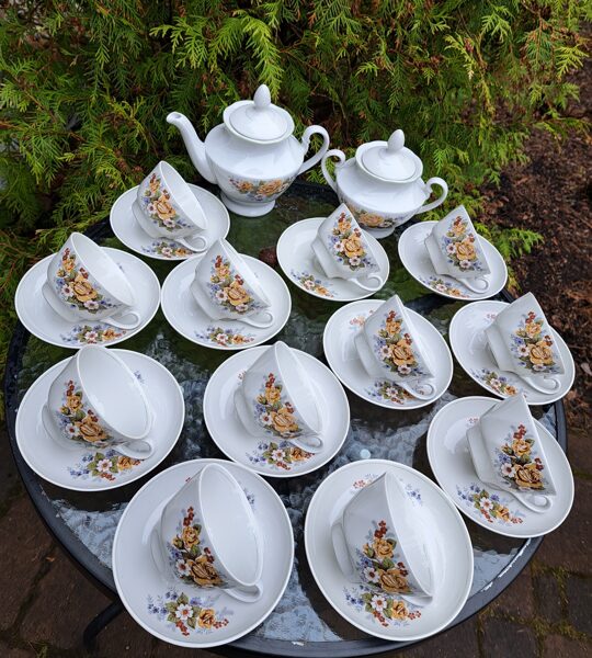 Jaunā tējas servīze "Viktorija" 12 personām, ar kupliem pušķiem ar bēšām rozēm un maigu gaiši zaļu lustru (Viktorija t 68)