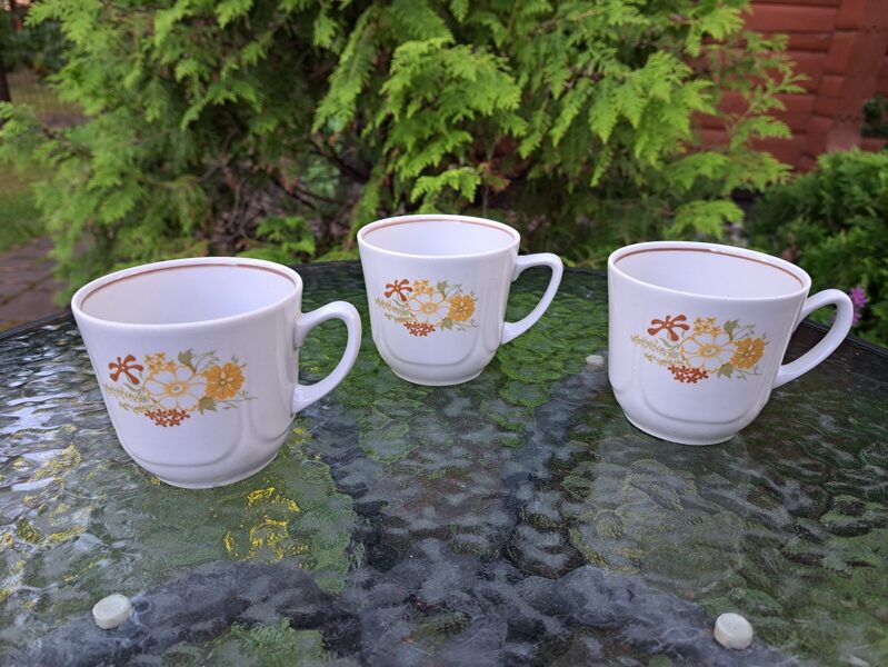 Sulas/tējas krūzītes 250ml ar neparastu dekolu - dzeltenām puķītēm un brūnu svītru iekšā, forma "Ilona", RPR (Buljona 99)