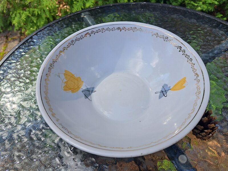 Salātu/kartupeļu bļoda ar dzeltenu rozi un zelta rakstu, pusdienu servīze "Spīdola", PFF (Spīdola 87)