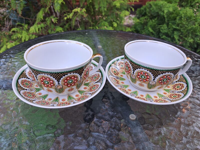 Buljona pāri (krūzīte+apakštase) ar greznu neredzetu zaļu dekolu un zeltu, 1 slīpējums (Buljona 81)