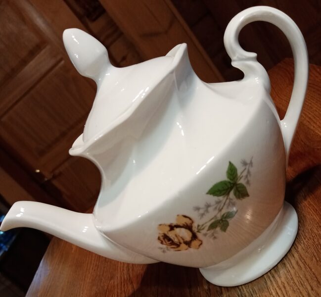 Tējkanna no tējas servīzes "Viktorija" ar bešā rozi (Viktorija t 16)