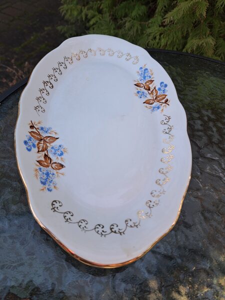 Lielais garenais šķīvis diam.36cm ar brunām ogām un zilām lapām, forma "Vilnis",  RPR (Vilnis pusdienu 181)