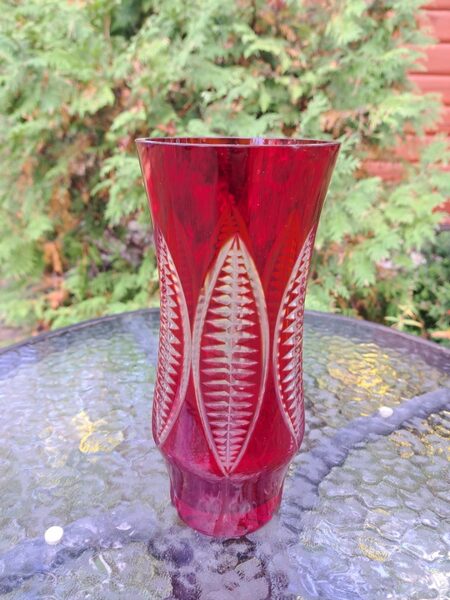 Sarkana stikla vāze ar paprdi, rokas gravēšana, Strijas stikla rūpnīca (Ukraina). Augstums 22,5cm (Stikla vaze 132)