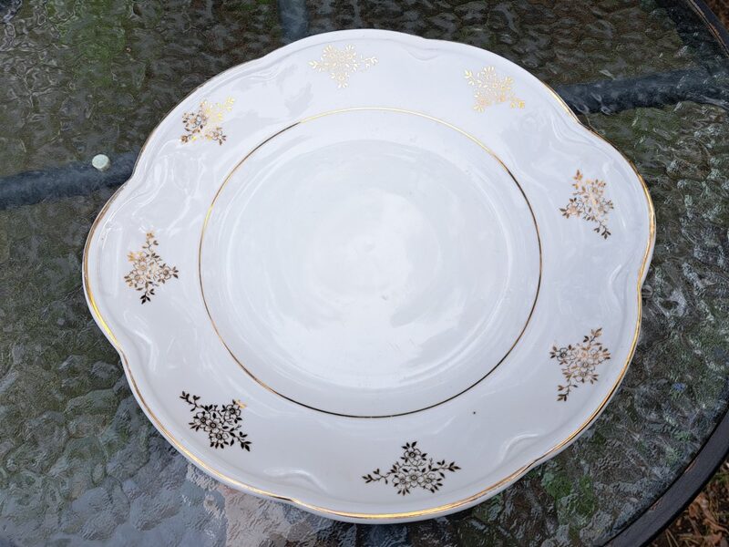 Vidējais servējamais šķīvis ar rokturiem, pusdienu servīze "Rīga" (Rokoko) balta ar zelta 4-puķītēm, d=27,5cm (Rokoko 145)