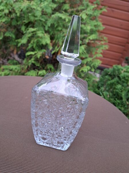 Ļoti skaista karafe-pudele ar korķi (piemeklēts senlaicīgs kristāla korķis), presēts stikls (Citi st 133)