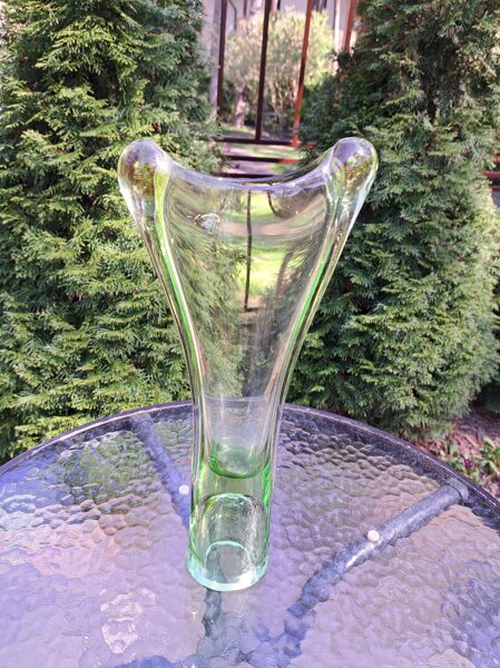 Mazāka skaista maigi zaļa Līvānu stikla vāze "MELODIJA". 1981.gads (Stikla vāze 63)