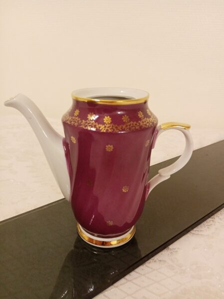 Kafijas kanna bez vāciņa no servīzes "Rīga", 80.-ie, gadi spilta fuksijas krāsa ar zeltu (Rīga 80 34)