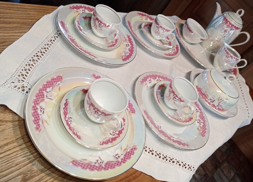 Skaista un kafijas servīze lustreta ar košu rozā dekolu un baltām puķēm 4 pers., Vācija (Vācija 03)