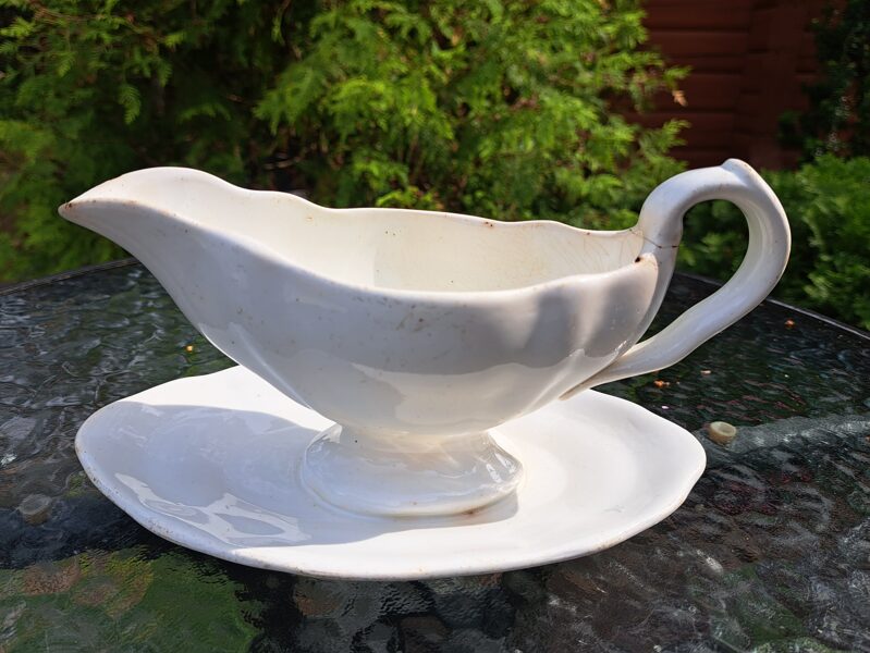 Balts fajansa mērces trauks, Kuzņecovs, defekts (Kuzņecovs 39)