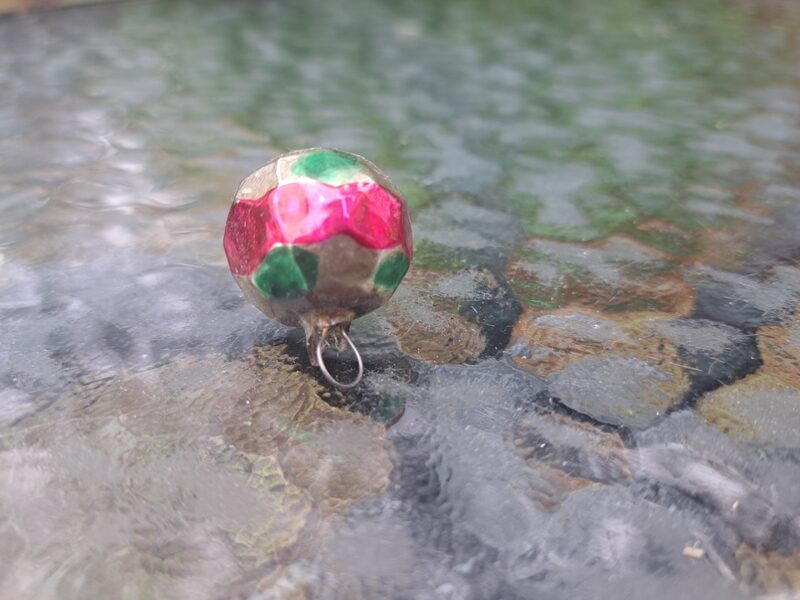  Bumbiņa ar 6-stūra plaknēm, sudraba ar zaļām, rozā plaknēm (Egle mini 23)