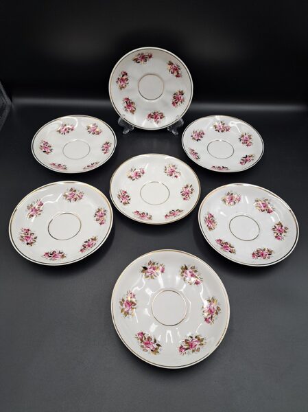 Apakštase no "Sigulda" ar rozā pušķiem, RPR. Visi trauki ir ir no sērijas ar melnu zīmogu "Bezšķiras" (Sigulda 149)