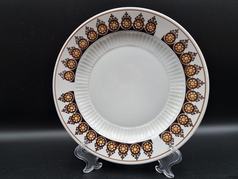 Kūku šķīvis, tējas servīze "Diāna" ar brūnu dekolu un lustru (bez zelta), slīpejums (Diāna 81)