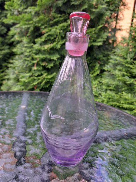 Rozā stikla karafe ar korķi, rokas gravēsana - viļņi un kaijas (Citi st 91)