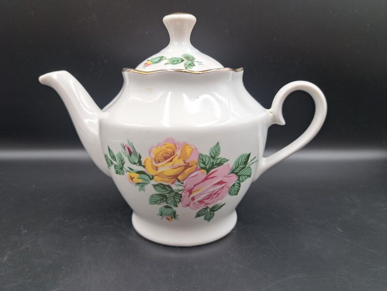 Tējkanna no ļoti skaistas tējas servīzes "Ārija" ar košām rozēm, maza plaisa (Ārija tējas 121)