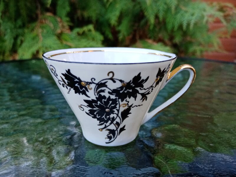 Plānsienu porcelāna tase no servīzes "VITA" ar melnu dekolu (Vita 15)