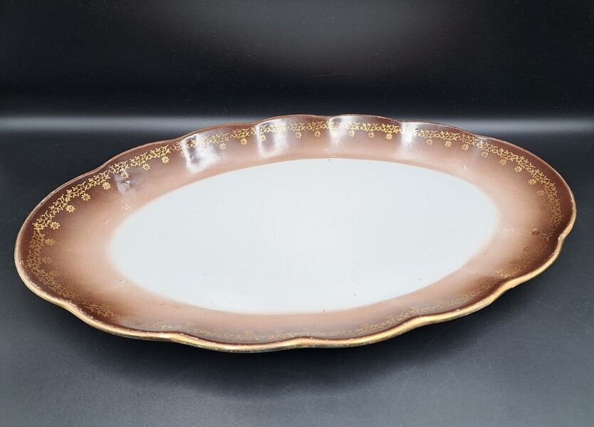 Lielais garenais šķīvis ar brūnu krāsas pārklājumu un zeltu, RPR. Pusdienu servīze "Ārija". L=36cm (Ārija pusdienu 293)