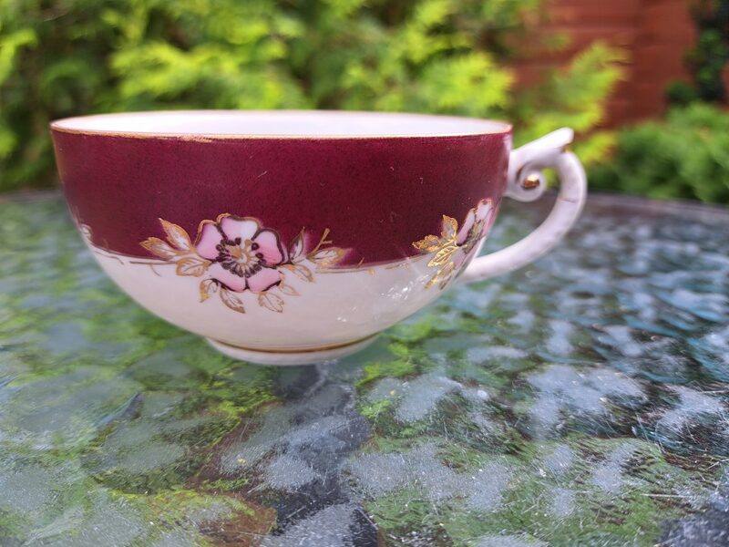 Krūzīte, tējas servīze "Laima" ar bordo krāsas pārklājumu un maigām rozā mežrozītēm, defekts (Laima 49)