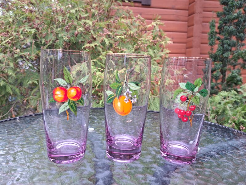 Lielās maigi lillā stikla sulas glāzes ar augļiem unzelta maliņu (kompl. 3 personām) (Stikla gl 65)