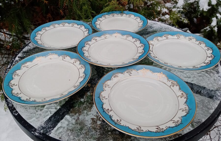 Dererta šķīvju komplekts ar zilu malu un zeltu dekolu, piestāv tējas servīze "Rubenss" (Rubenss 39)