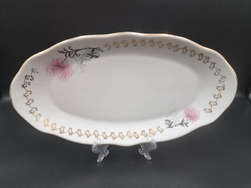 Vidējais garenais šķīvis ar lillā krizantēmu L=30cm, pusdienu servīze "Ārija", RPR (Vilnis 122)