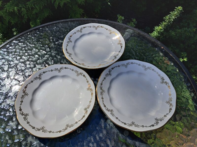 Maizes šķīvji balti ar zelta vainagu, d=17,5cm,  pusdienu servīze "Ārija", RPR (Ārija pusdienu 324)