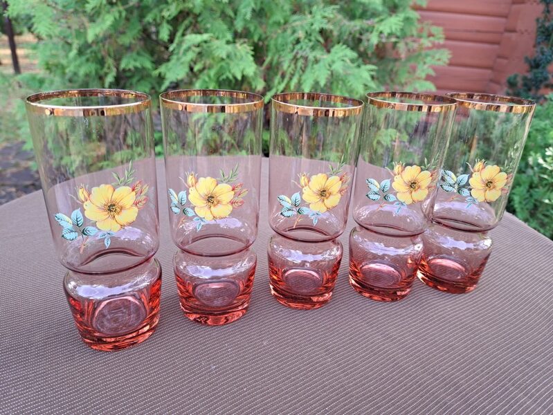 Komplekts 5 personam: lielas maigi rozā stikla ar dzeltenām puķēm un zelta malu sulas glāzes, Līvānu SF (Stikla gl 115)