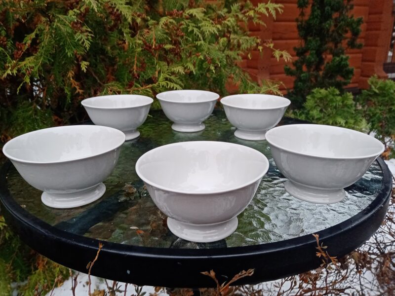 Skaistas baltas bļodiņas uz kājiņas, pilnīgi baltas, bez dekola, bez zelta un bez zīmoga (Citi 189)