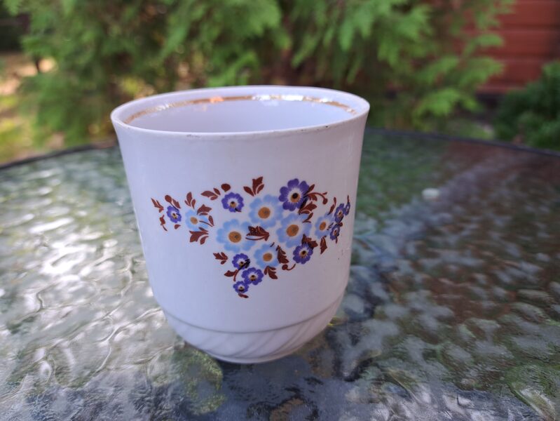 Porcelāna glāze ar zilām puķēm un gaišu bēšu lustru, forma "Anna", RPR (Anna 08)