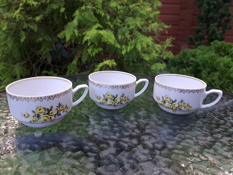 Krūzītes ar gaiši dzeltenām rozītēm un zelta ornamentu, tējas servīze "Aija-2", RPR (Aija-2 tējas 103)