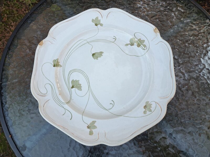 Skaists servējamais šķīvis ArtDeco stilā d=33,5cm, ar reljefa malu, zaļām puķēm un zeltu, Kuzņecovs (Rīga) (Kuzņecovs 139)