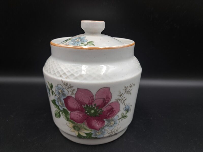 Cukurtrauks ar skaistu rozā puķi un bēša lustru, Projetarij (Krievija) (Citi rpt 124)