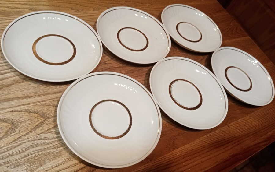 Apakštases, tējas servīze "Māra" baltas ar zeltu (Māra tējas 22)