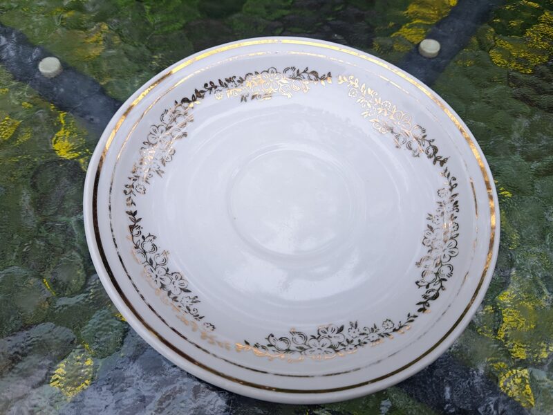 Apakštase, tējas servīze "Tauta", baltas ar zelta puķu vainagu, PFF (Tauta 56)