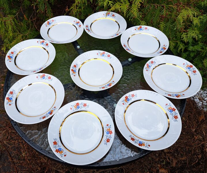 Kūku šķīvji, tējas servīze "Māra" ar mazām sarkanām, zilām un oranžām puķītēm un zetu, RPR (Māra tējas 86)