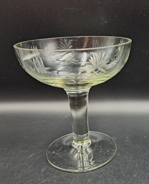 Kristāla gluda bļodveida ar gravēšanu šampanieša glāze  uz biezas kājiņas, sīki nošķelumi (Kristāls gl 47)