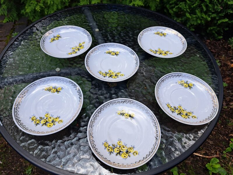 Apakštases ar gaiši dzeltenām rozītēm un zelta ornamentu, tējas servīze "Aija-2", RPR (Aija-2 tējas 102)