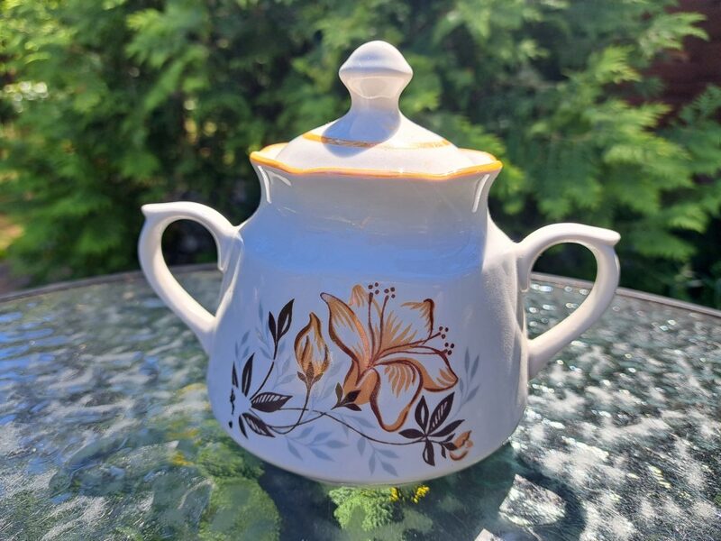 Cukurtrauks, servīze "Karīna" ar brūnu tulpi un bēšu apvilkumu, RPR (Karīna 147)